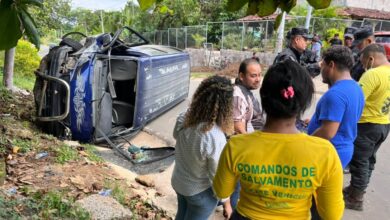 Microbús con estudiantes choca contra poste en La Libertad