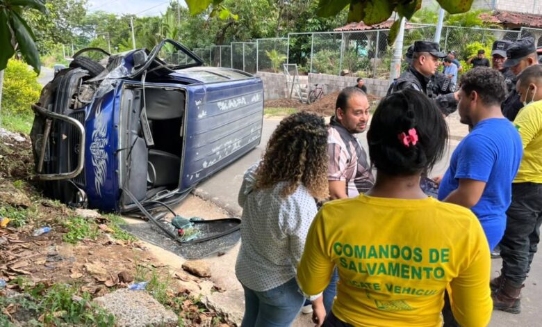 Microbús con estudiantes choca contra poste en La Libertad