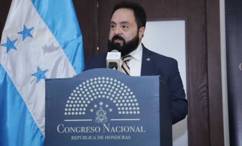 Ordenan la captura de expresidente del Parlamento de Honduras