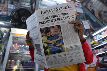 La Bolsa de Valores de São Paulo abrió este lunes con una fuerte caída, cercana al 17 %, luego de que Luiz Inácio Lula da Silva ganara la segunda vuelta presidencial frente al senador conservador Flávio Bolsonaro.
