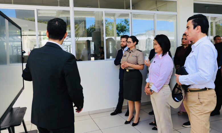 La presidenta de Perú, Keiko Fujimori, destacó la incorporación de herramientas de inteligencia artificial (IA) en el sistema educativo salvadoreño y expresó el interés de su país por adoptar este modelo de acompañamiento pedagógico.
