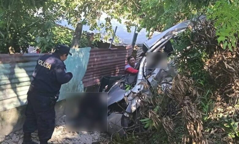 Una mujer muere tras vehículo salirse de la autopista a Comalapa