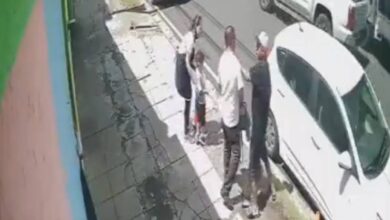 VIDEO: Hombre ataca a vigilante de un kínder en Santa Tecla