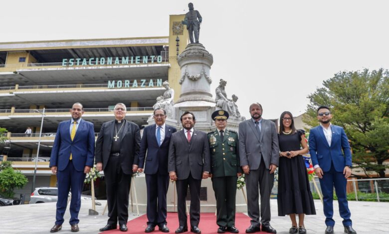 Vicepresidencia conmemora el 234 aniversario del natalicio de Francisco Morazán con un acto en la Plaza Morazán de San Salvador.