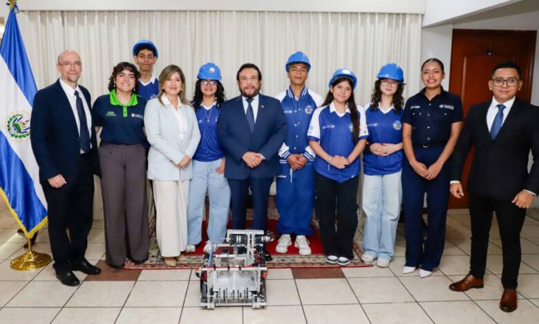 Vicepresidente Ulloa entrega pabellón nacional a jóvenes que participarán en FIRST Global Challenge