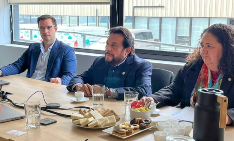 Vicepresidente Ulloa explora oportunidades de cooperación en IA con Uruguay