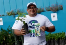 Voluntarios del programa Huella Azul de Agua Alpina recolectando residuos en la playa.