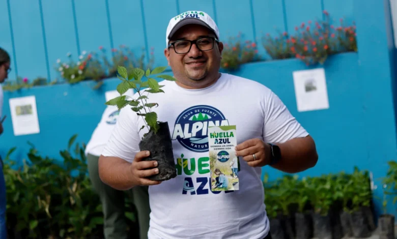 Voluntarios del programa Huella Azul de Agua Alpina recolectando residuos en la playa.