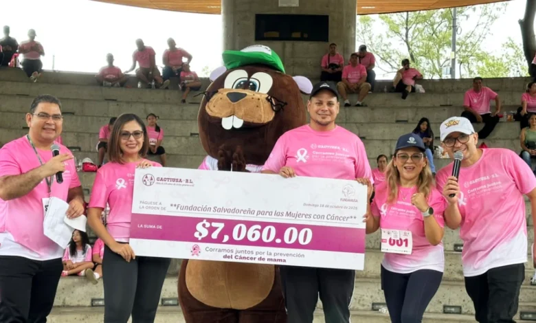 Corredores en la carrera de CACTIUSA por la prevención del cáncer de mama en el Parque Cuscatlán