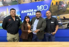 Entrega de premio a técnico de Grupo UMA BAJAJ El Salvador galardonado en competencia internacional.