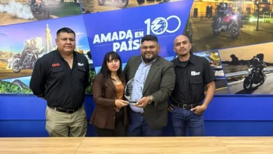Entrega de premio a técnico de Grupo UMA BAJAJ El Salvador galardonado en competencia internacional.