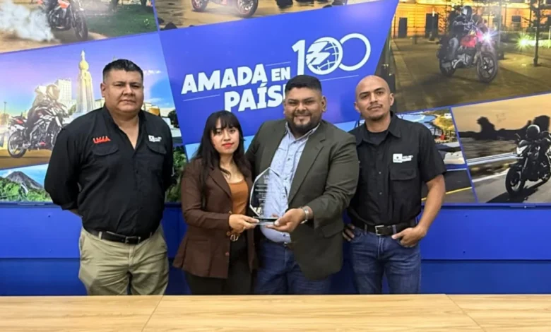 Entrega de premio a técnico de Grupo UMA BAJAJ El Salvador galardonado en competencia internacional.