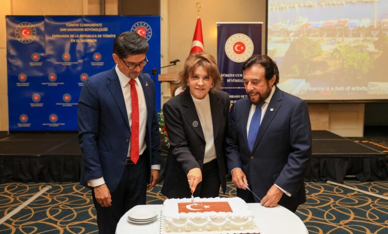 El vicepresidente de la República, Félix Ulloa, asistió junto a su esposa, Lilian de Ulloa, a la recepción conmemorativa del 103.º aniversario de la proclamación de la República de Türkiye.